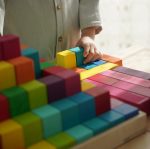 مکعب هرمی صدتایی شامل ۱۰۰ مکعب چوبی با ابعاد مختلف - تصویر 6